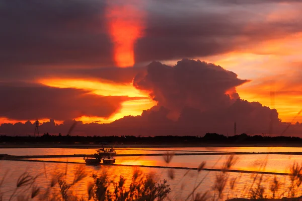 Luz colorida Pôr do sol enquanto nublado . — Fotografia de Stock