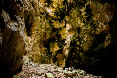 Işığı ile güzel taş mağara.