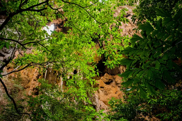 Caverna de pedra bonita com luz acima . — Fotografia de Stock