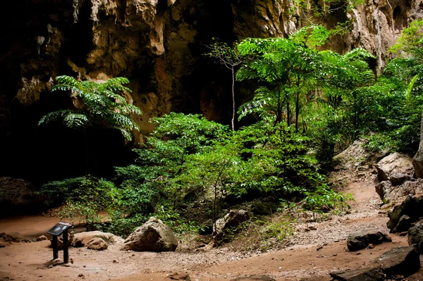 Caverna de pedra bonita com luz acima . — Fotografia de Stock