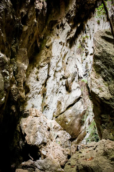 美しい石は、光の上のを洞窟します。. — ストック写真