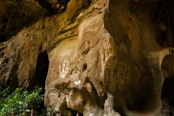 Caverna de pedra bonita com luz acima . — Fotografia de Stock