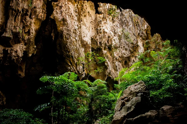 Caverna de pedra bonita com luz acima . — Fotografia de Stock