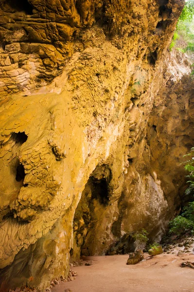 Cueva de piedra hermosa con la luz por encima . —  Fotos de Stock