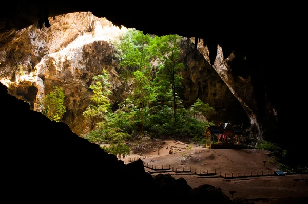 Pabellón en cueva con luz superior . —  Fotos de Stock