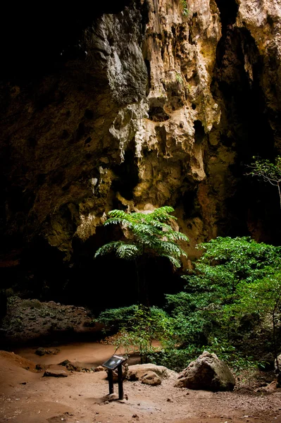 Caverna de pedra bonita com luz acima . — Fotografia de Stock