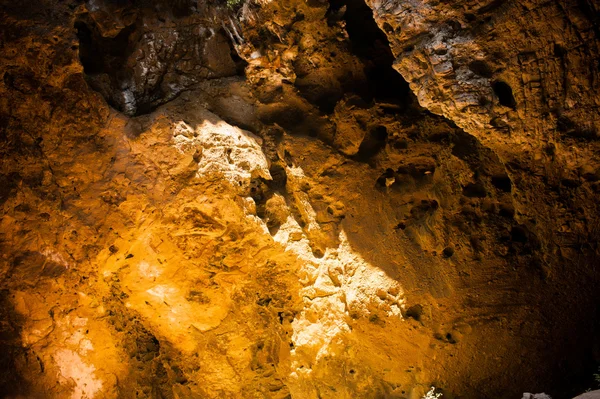 Cueva de piedra hermosa con la luz por encima . —  Fotos de Stock