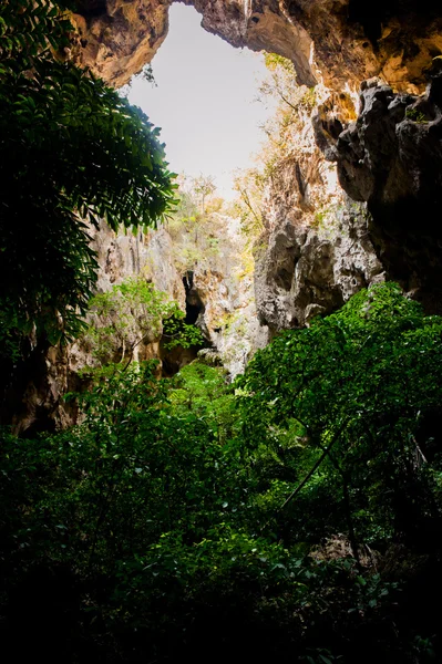 Caverna de pedra bonita com luz acima . — Fotografia de Stock