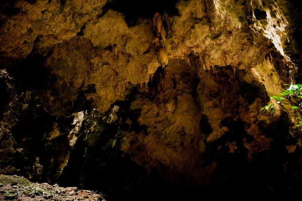 Piękny kamień Cave z powyżej światła. — Zdjęcie stockowe