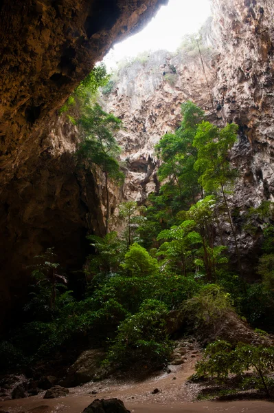 Caverna de pedra bonita com luz acima . — Fotografia de Stock