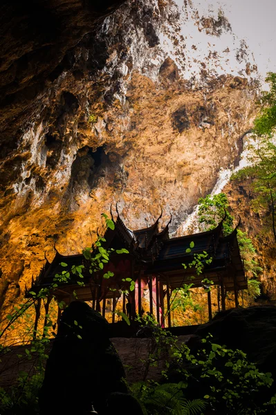 Pavilhão na caverna com luz acima . — Fotografia de Stock
