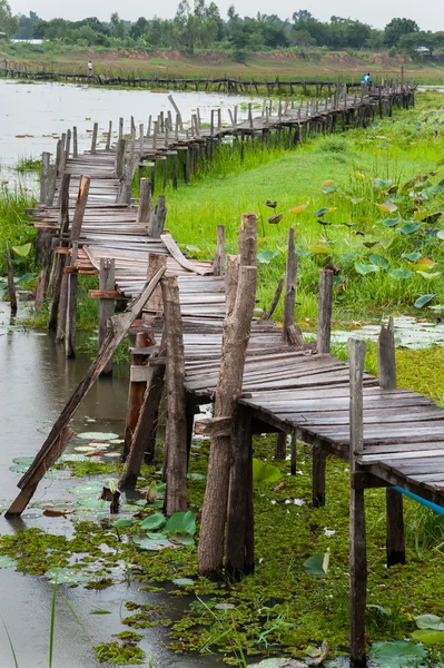 Eski ahşap uzun köprü.