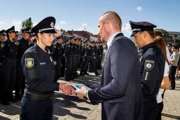 Inspecteurs patrouille politie overhandigde de officier rangen in Oezjhorod — Stockfoto