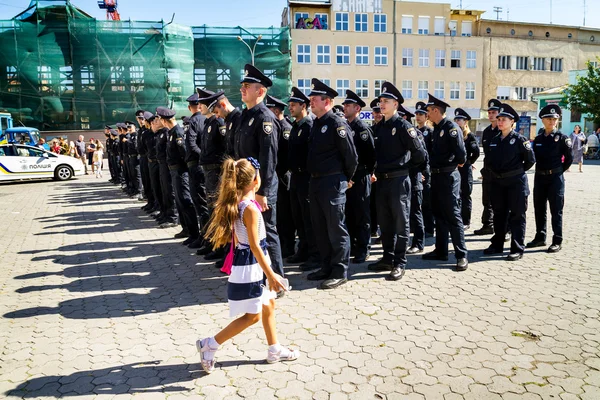 Inspectores de la policía de patrulla entregaron las filas de oficiales en Uzhgorod — Foto de Stock