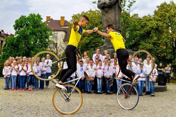 Sección de estudiantes de acrobacias artísticas espectáculo de ciclismo — Foto de Stock