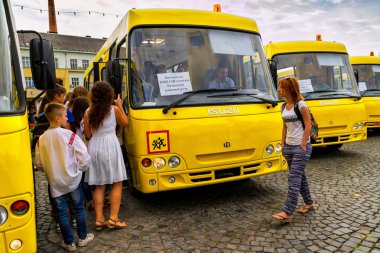 TransKarpatya bölgesinin dört ilçede eğitim kurumları yeni okul otobüs aldı