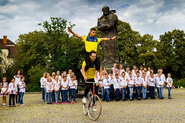 Розділі студентів художніх велоспорту Показати трюки — стокове фото