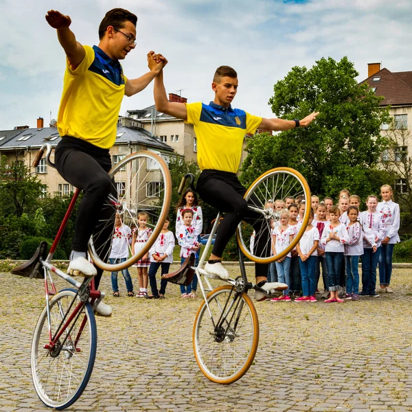 Sección de estudiantes de acrobacias artísticas espectáculo de ciclismo — Foto de Stock