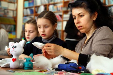 Kadınlar el yapımı yumuşak oyuncaklar ve hediyelik eşyalar yapmayı öğrenirler.