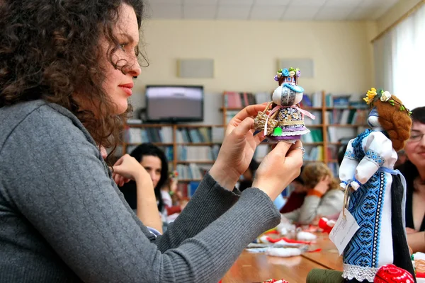 Жінки вчаться виготовляти м "які іграшки ручної роботи та сувеніри. — стокове фото