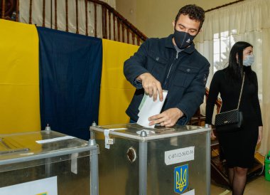 Velyka Dobron, Ukrayna - 25 Ekim 2020: Korunaklı maskeli seçmenler koronavirüs salgını sırasında yerel seçimlerde oy kullandılar.