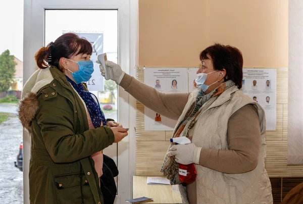 Velyka Dobron Ucrania Octubre 2020 Detección Temperatura Los Votantes Antes — Foto de Stock