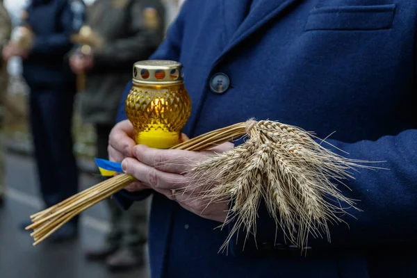 Uzhgorod Ucraina Novembre 2020 Uomo Tiene Una Lampada Candela Spighe — Foto Stock