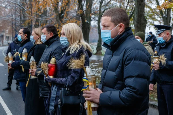 Ujgorod Ucraina Noiembrie 2020 Oamenii Măști Protecție Țin Lămpi Lumânări — Fotografie, imagine de stoc