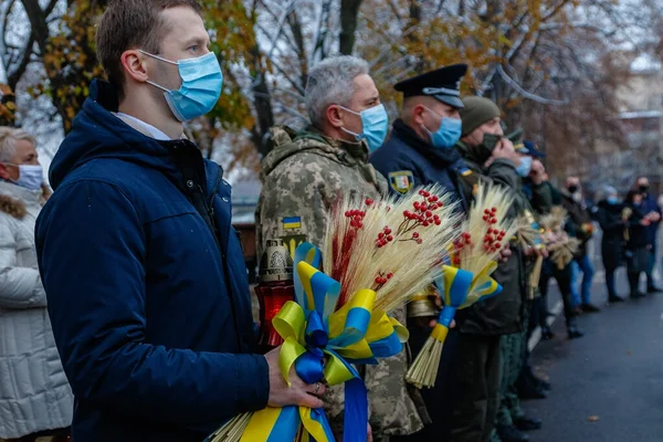 Oezjgorod Oekraïne November 2020 Mensen Met Beschermende Maskers Houden Kandelaars — Stockfoto