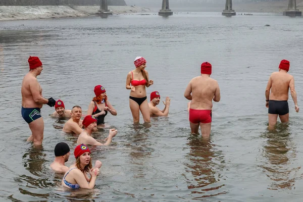 乌兹戈罗德 乌克兰 2020年1月19日 一群人在传统的庆祝乌克兰埃皮芬尼的活动中在冰冷的河里洗澡 — 图库照片