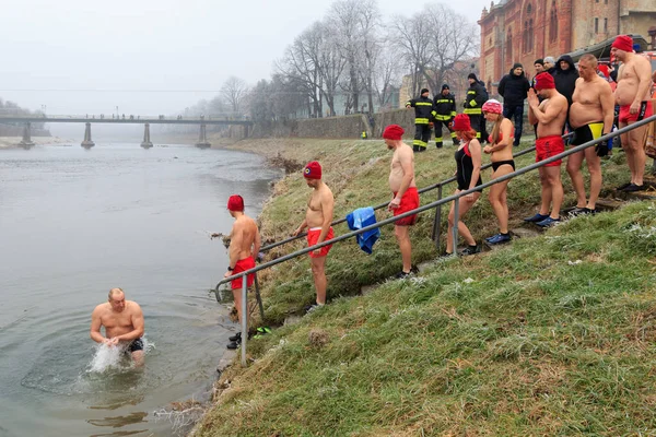 乌兹戈罗德 乌克兰 2020年1月19日 一群人在传统的庆祝乌克兰埃皮芬尼的活动中在冰冷的河里洗澡 — 图库照片