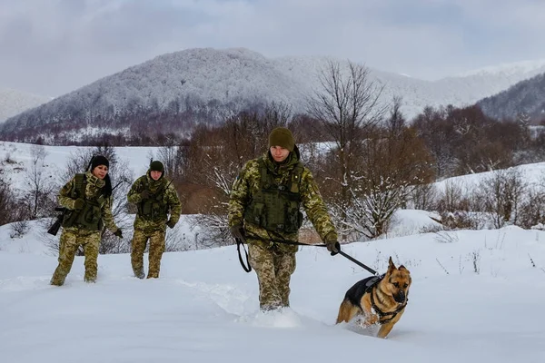 Лубня Україна Січня 2021 Військовослужбовці Місцевого Прикордонного Загону Собакою Патрулюють — стокове фото