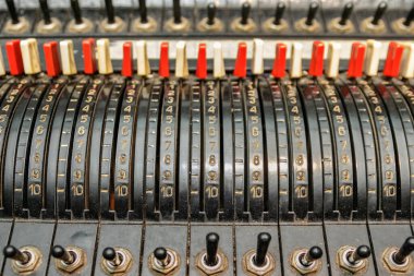 Retro tarzı tiyatro ışık kontrol paneli. Seçici odaklı parçayı kapat.