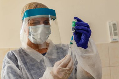 Uzhgorod, Ukrayna - 26 Mart 2021: Bir doktor Ukrayna ordusunun gazilerini Covid-19 'a karşı aşı noktasında Covishield aşısıyla aşıladı.