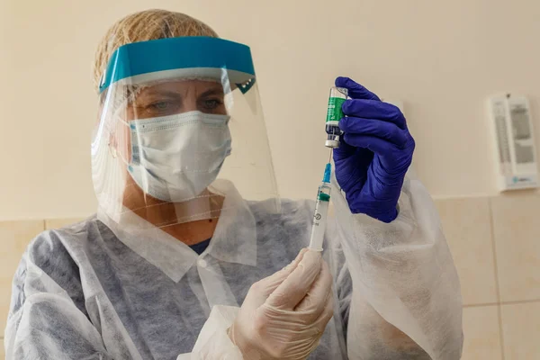 Uzhgorod, Ukrayna - 26 Mart 2021: Bir doktor Ukrayna ordusunun gazilerini Covid-19 'a karşı aşı noktasında Covishield aşısıyla aşıladı.