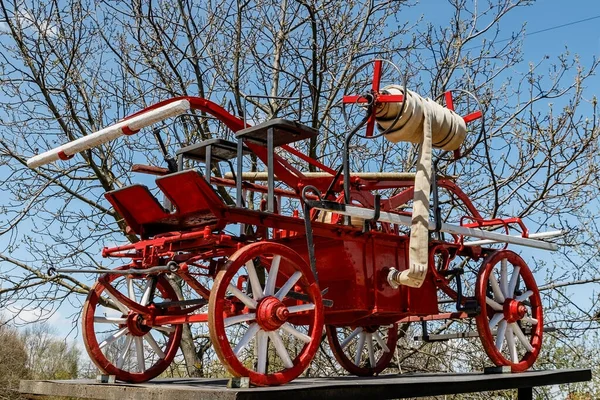 Stary Czerwony Nostalgiczny Wózek Strażacki Białym Hydrantem — Zdjęcie stockowe