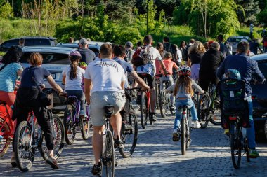 Uzhgorod, Ukrayna - 10 Mayıs 2021: Bisiklet sezonunun açılışı sırasında sokakta toplu bisiklet sürüşüne katılanlar.