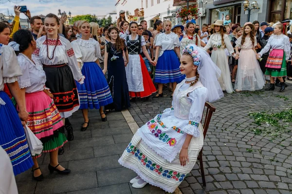 Ujgorod Ucraina Iunie 2021 Artiștii Corului Folcloric Transcarpatian Demonstrează Trecătorilor — Fotografie, imagine de stoc