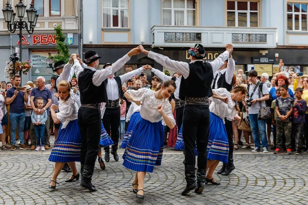 Uzhgorod Ukraine June 2021 Artists Transcarpathian Folk Choir Demonstrate Passers — Stock Photo, Image