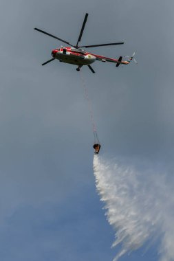 MI-8 helikopteri Ukrayna Karpatları 'ndaki orman yangınını söndürdü.