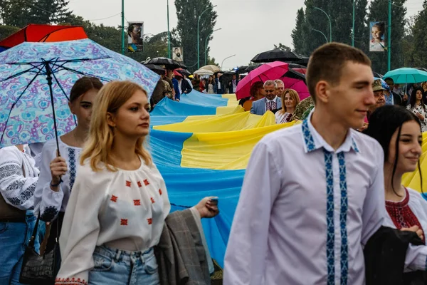 Uzhgorod Ucrânia Agosto 2021 Moradores Locais Carregam Uma Bandeira 100 — Fotografia de Stock