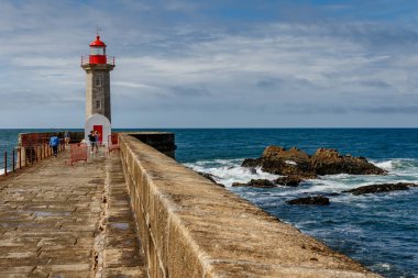 Felgueiras Deniz Feneri, Portekiz 'in ikinci büyük şehri Porto şehrinin Foz do Douro ilçesinde bir dalgakıran..