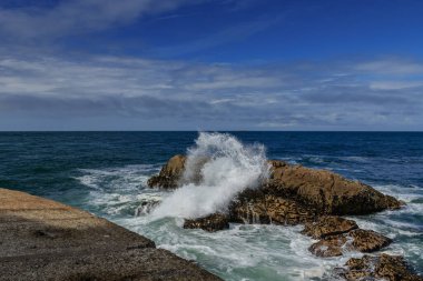 Sabah dalgaları Portekiz 'in ikinci büyük şehri Porto' daki Foz do Douro 'daki Atlantik kıyısındaki Felgeiras deniz fenerinde kıyılara vurdu..