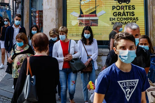 Porto Portugal Setembro 2021 Grupo Pessoas Com Máscaras Protetoras Atravessam — Fotografia de Stock