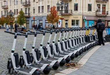 Uzhhorod, Ukrayna - 26 Ekim 2025: Şehir merkezine park edilmiş kamu elektrikli scooterları. Son zamanlarda, bu ulaşım şekli Ukrayna 'da çok popüler oldu..