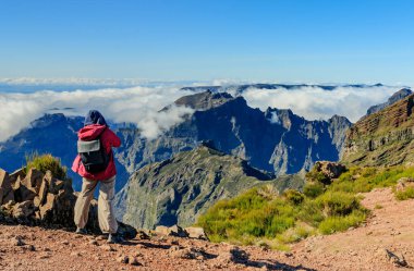 Madeira Adası, Portekiz - 8 Ocak 2026: Bir turist Pico do Arieiro 'nun tepesindeki gözlem güvertesinden dağ manzarasına hayran..