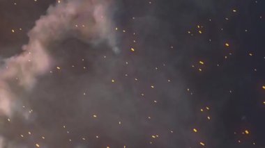 Gerçekçi yükselen duman, bulut ve uçan ateş parçacıkları animasyonu örtüyor, vfx birleşimi ve sinematik sahneler için mükemmel