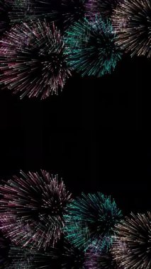 Kenarlardaki havai fişek patlaması festival partisi dikey mobil makarası için siyah arkaplanda izole edildi