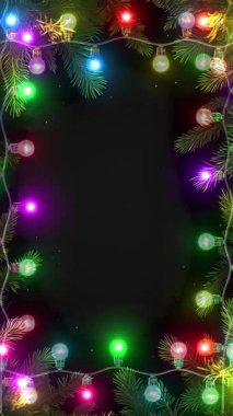 Köknar ağacı çerçevesinde yanıp sönen ampuller