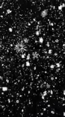 Siyah arka planda kar fırtınası. Dikey görüntüde yoğun kar yağışı etkisi